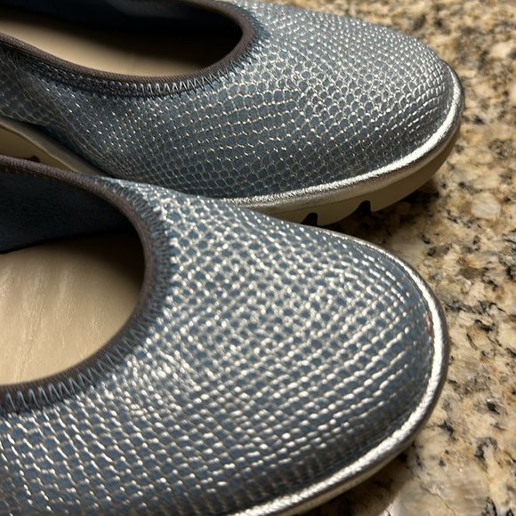 NWOT WOMENS “THE FLEX” COMFORT WEDGES SIZE 6 1/2 COLOR IS A SILVERY LIGHT BLUE - Picture 5 of 12